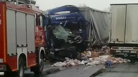 Dębiec: zderzenie trzech tirów na drodze krajowej nr 11