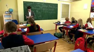 Negatywne opinie o wprowadzaniu zmian w systemie edukacji (materiał "Faktów" TVN)