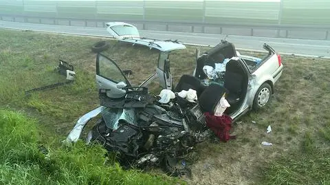 Wolica Pusta. Czołowe zderzenie dwóch aut, trzy osoby ranne
