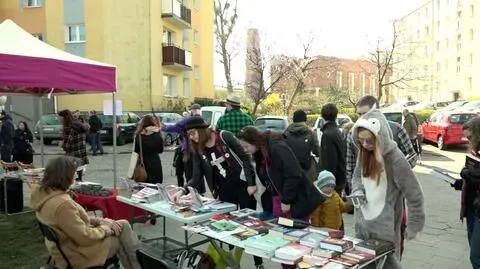 Wymiana książek pod kościołem