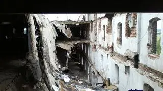 Wnętrze zawalonego budynku w Chojnowie