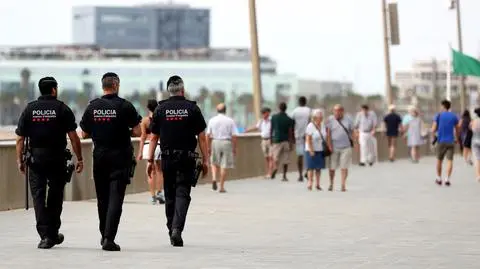 Furgonetka wjechała w tłum w Barcelonie. Policja nadal szuka zamachowców