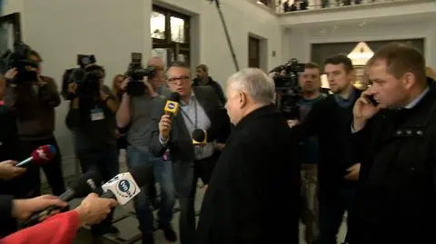 Jarosław Kaczyński w otoczeniu dziennikarzy