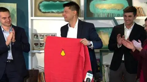 Ryszard Petru z prezentem...