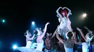 Florence Welch w teledysku "Spectrum"