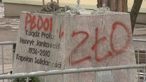 Na cokole pojawiły się napisy 