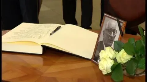 Księga kondolencyjna we wrocławskim ratuszu