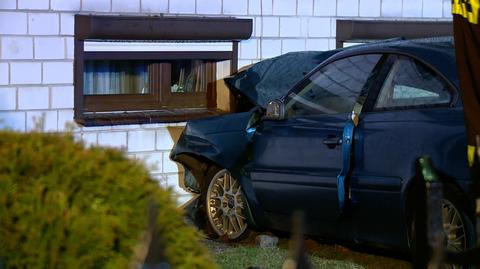 Latowice. Samochód uderzył w ścianę domu, trzy osoby ranne