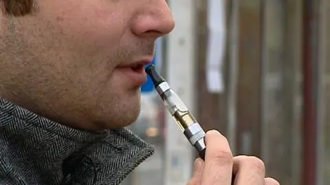 E-papierosy sprawiają coraz więcej problemów. Są pierwsze zakazy