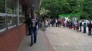 Kibice w kolejce po wejściówki na trening czeskich piłkarzy