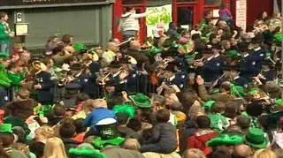 17.03 | Irlandczycy wspólnie z całym światem uczestniczą w środę w obchodach święta patrona kraju, św. Patryka. Celebrując to, co irlandzkie z ducha i ciała, zwłaszcza muzykę, pieśni, taniec, kuchnię i sport. A nade wszystko znakomite, irlandzkie piwo. (ENEX, APTN)