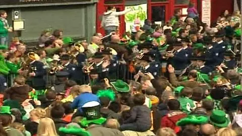 17.03 | Irlandczycy wspólnie z całym światem uczestniczą w środę w obchodach święta patrona kraju, św. Patryka. Celebrując to, co irlandzkie z ducha i ciała, zwłaszcza muzykę, pieśni, taniec, kuchnię i sport. A nade wszystko znakomite, irlandzkie piwo. (ENEX, APTN)