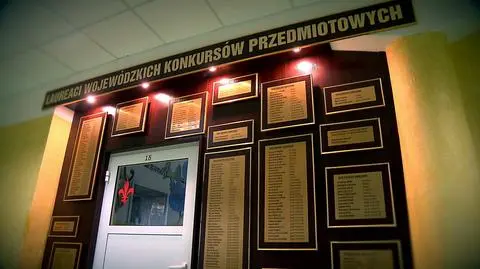 Szkolny konkurs o Lechu Kaczyńskim i papieżu Janie Pawle II. Materiał magazynu "Czarno na białym"