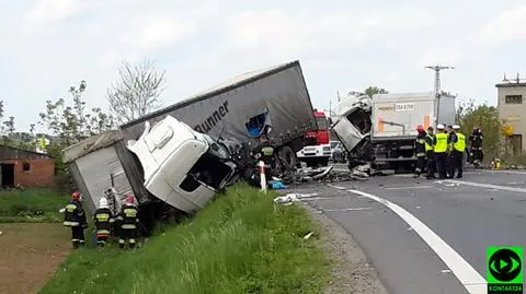 Czołowe zderzenie ciężarówek. Zginął kierowca TIR-a
