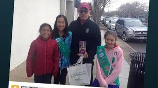 Tom Hanks ze skautkami, którym pomógł w sprzedaży ciasteczek