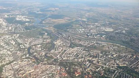Policjanci uratowali mężczyznę dryfującego po Odrze na fragmencie pomostu