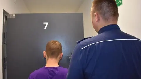 Z okna poleciały meble i telewizor. Wyrzucił je pijany 29-latek
