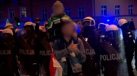 Mężczyzna z dzieckiem pojawił się na marszu narodowców 