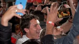 Premier Kanady Justin Trudeau wystąpił na konwencji wyborczej w kamizelce kuloodpornej. Nagranie z 14 października 