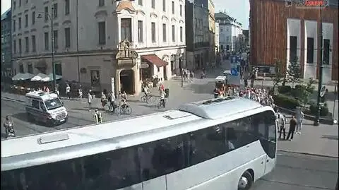 Policjant zatrzymał karetkę, by przepuścić VIP-ów
