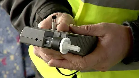 Opel w rowie. Pijani twierdzą, że oboje siedzieli za kierownicą