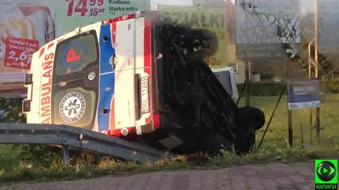 Karetka w rowie, pięć osób rannych