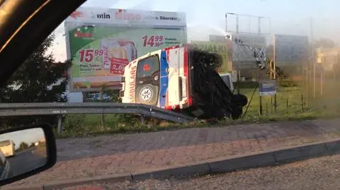 Karetka po zderzeniu wpadłado rowu