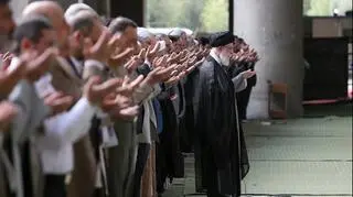 Duchowy przywódca Iranu Ali Chamenei zawsze ma w Teheranie ostatnie zdanie