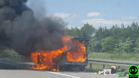 Kłęby dymu na autostradzie. Spłonęło auto