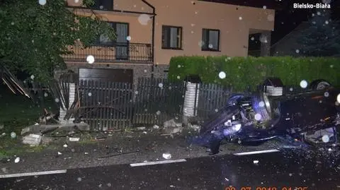 Pijany wjechał w mur. Na pomoc przyjechał pijany ojciec