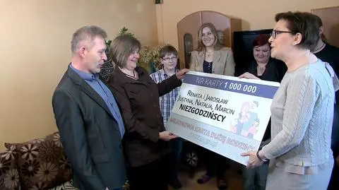 W maju Ewa Kopacz wręczyła sześcioosobowej rodzinie z Ciechanowa milionową Kartę Dużej Rodziny