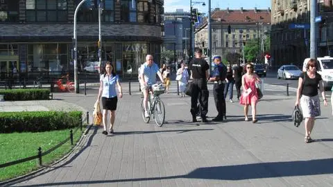 Rowerem, po chodniku? Policja mówi "nie!"