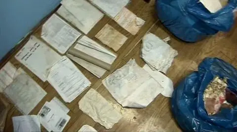 Dokumenty z banku w workach na śmieci przy drodze