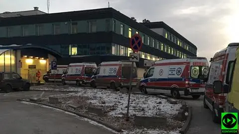 Kolejka karetek przed szpitalnym oddziałem ratunkowym w szpitalu przy ul. Borowskiej