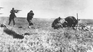Egzekucja Żydów kijowskich przez niemieckie oddziały Einsatzgruppen niedaleko Iwangorodu na Ukrainie (1942)