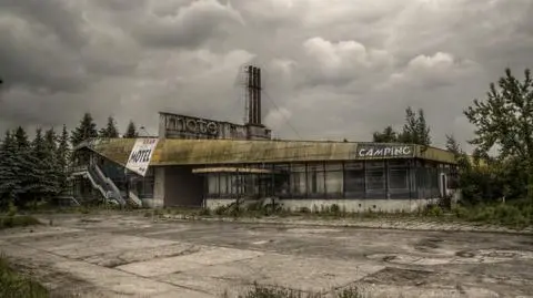 Krakowski Motel widmo na sprzedaż. 
Zrujnował go czas i procesy sądowe