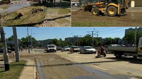 Pracownicy MPWiK sprzątają po awarii wodociągu w centrum miasta 
