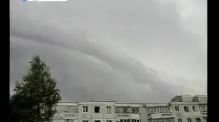 Połamane drzewa, poprzewracane samochody, zniszczone domy - to skutki wichur, jakie przeszły przez Rumunię. Silna burza gradowa spowodowała ogromne zniszczenia. Po tygodniu wysokich temperatur sięgających nawet 35 stopni Celsjusza, wiele regionów zostało spustoszonych przez padające deszcze i wiejące z ogromną prędkością wiatry. Zniszczonych zostało wiele domostw i gospodarstw, nawałnica spowodowała też wielkie straty w uprawach tytoniu i kukurydzy.(TVN24)