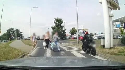 Wrocław. Motocyklista ominął samochód i wjechał na pasy przed pieszych