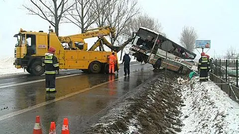 Strażacy podnieśli autobus kibiców
