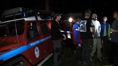 Paralotniarz utknął na drzewie. 20 m nad ziemią