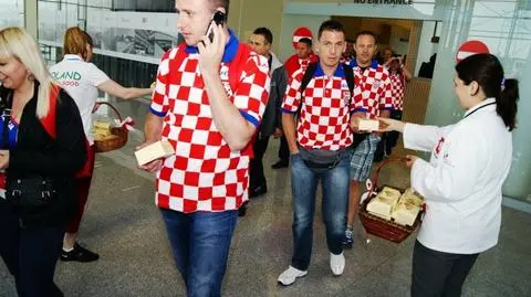 Rogale i krówki dla kibiców na lotnisku