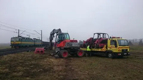 Koparka wjechała w skład na niestrzeżonym przejeździe