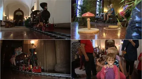 Jadąc kolejką dzieci mogą zwiedzać sale zamku