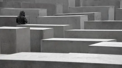 Swastyki na pomniku Ofiar Holocaustu