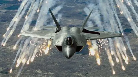 Myśliwiec F-22 rozbił się z pilotem