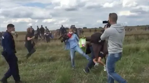 Zarzuty dla operatorki kamery, która kopała imigrantów