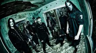 Gitarzysta Slipknot, Mickael Thomson, (pierwszy z prawej) wdał się w bójkę na noże z młodszym bratem. Teraz grozi mu więzienie