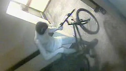 W majtkach na głowie ukradł rower