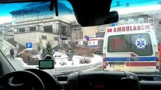 Karetki czekały w kolejce przed szpitalem